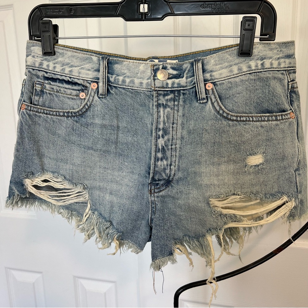 We The Free button-fly distressed shorts EUC size 27